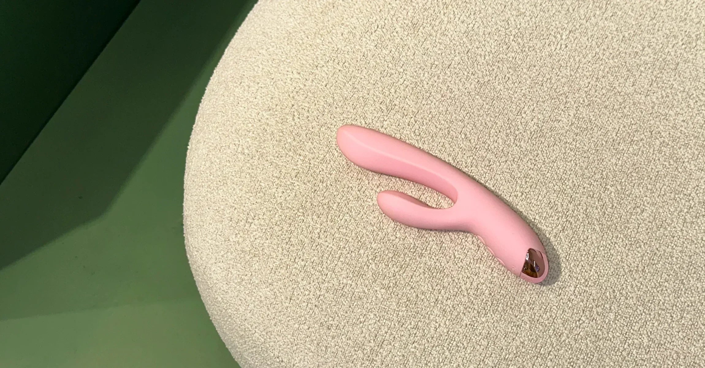 How to Charge a Vibrator Properly: Complete Guide for Dildos, Bullets & Rabbit Toys (2025) - Jissbon