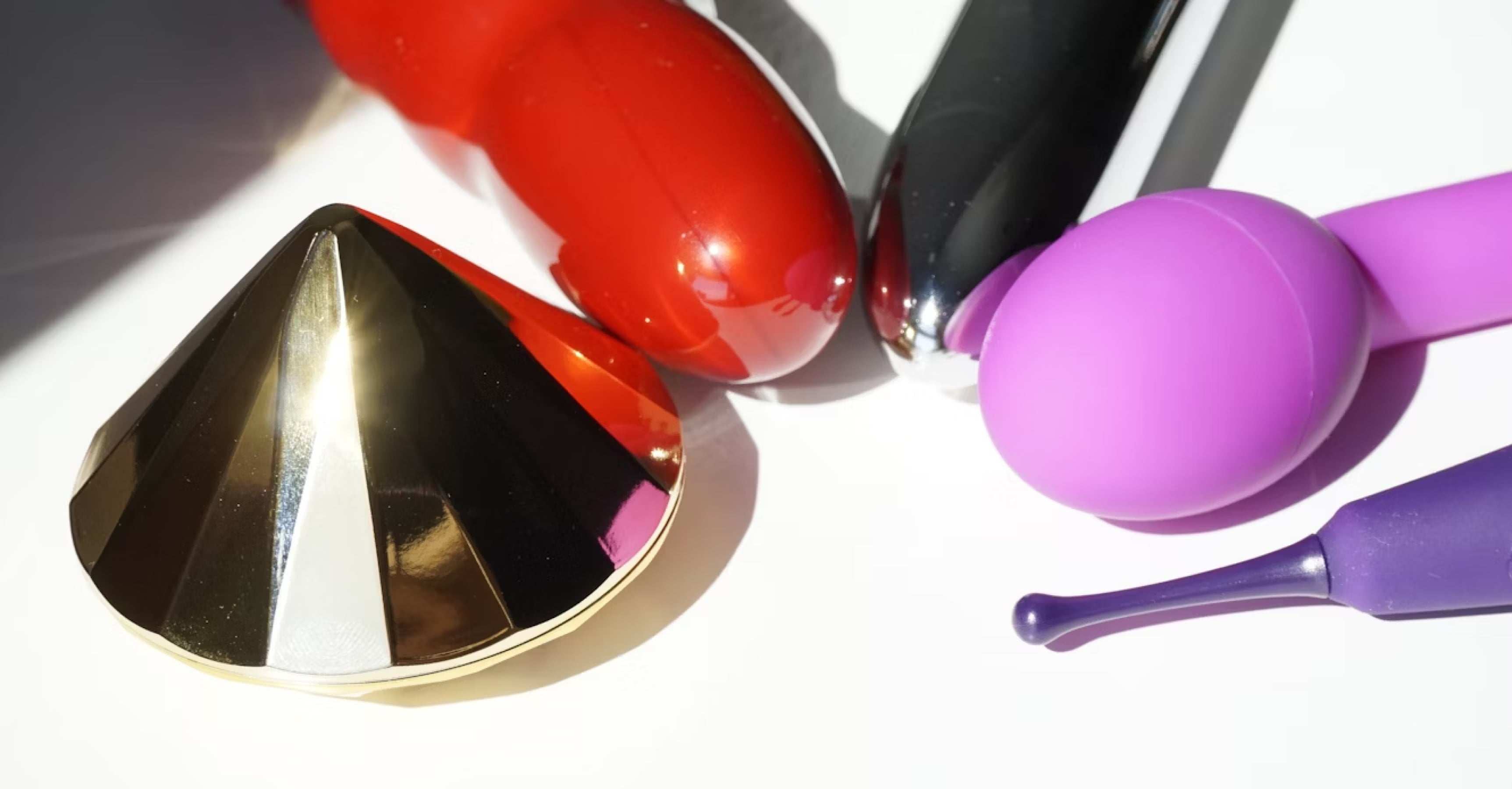What’s the Difference Between a Vibrator and a Dildo? Beginner’s Guide to Sex Toys